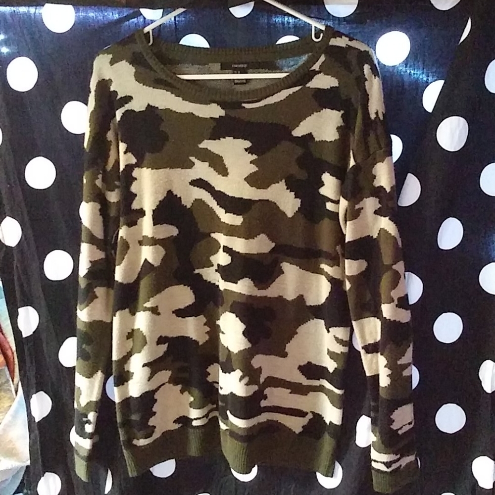 Forever 21 camo sweater size med